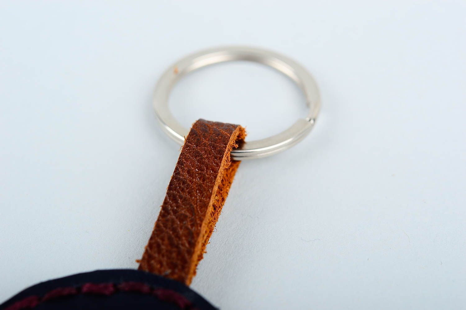 Llavero de cuero hecho a mano inusual accesorio para llaves regalo original  foto 5