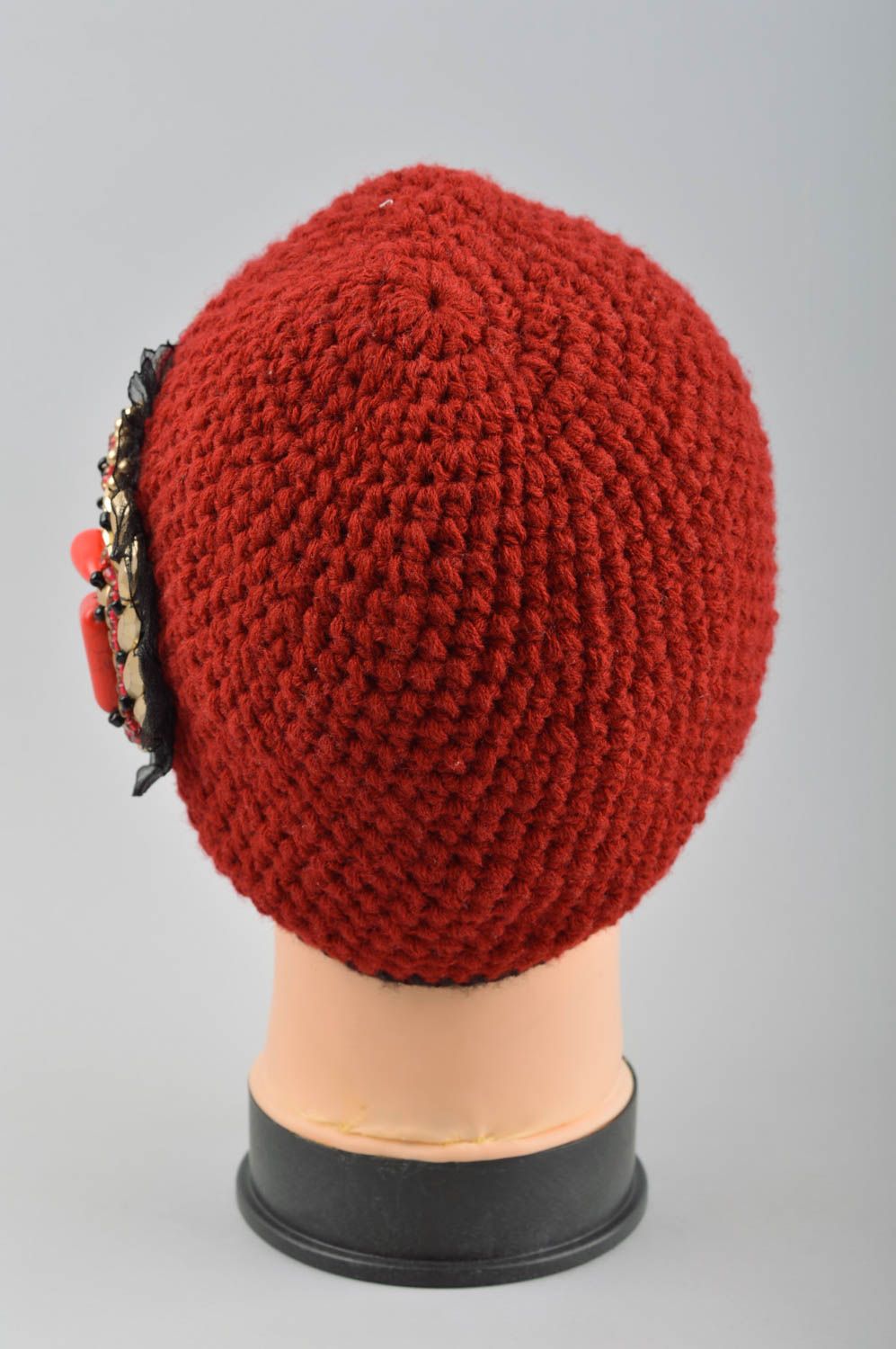 Вязаная шапка ручной работы зимняя шапка красная вязаная шапочка с бисером фото 4
