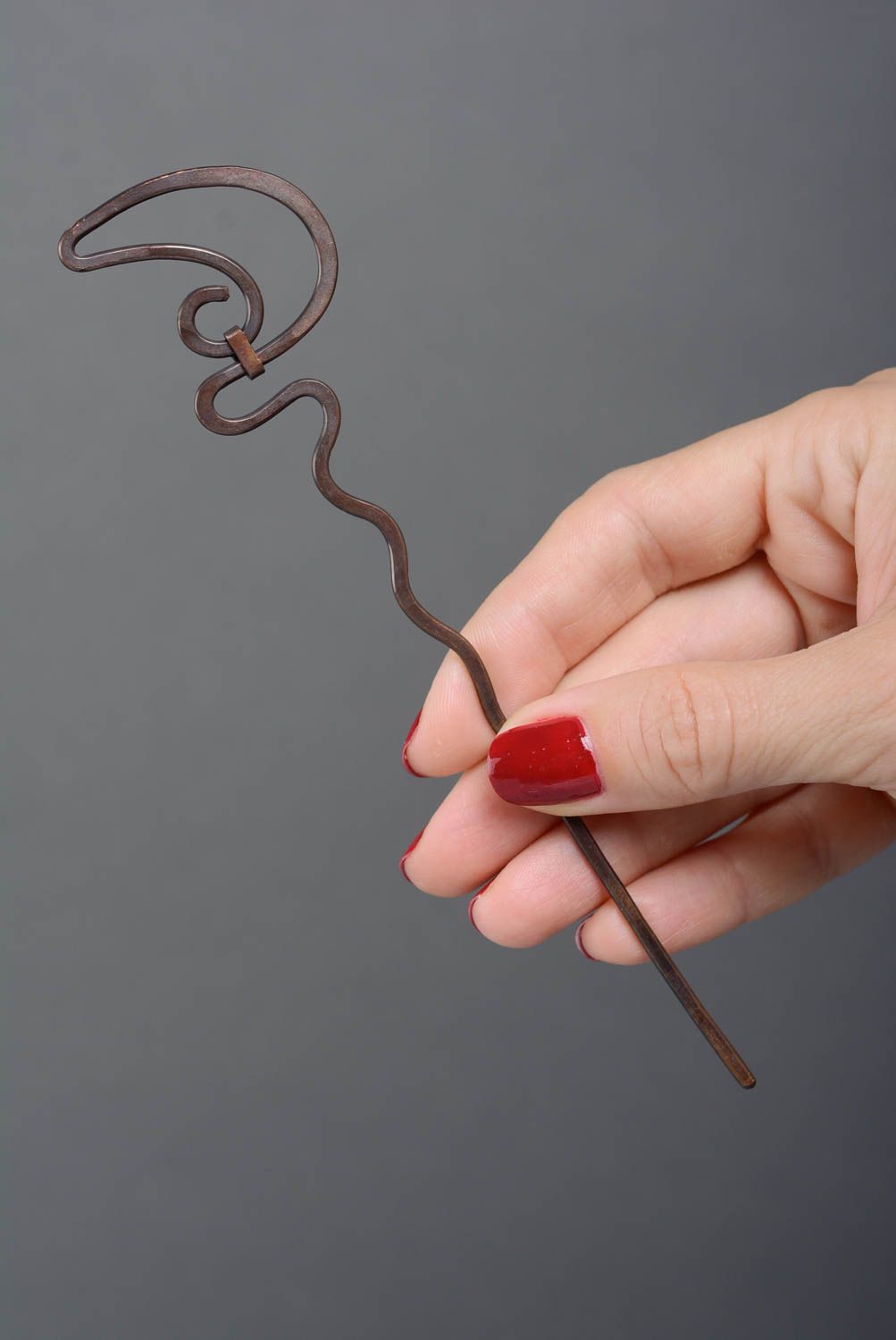 Большая шпилька для волос из меди в технике wire wrap аксессуар ручной работы фото 3