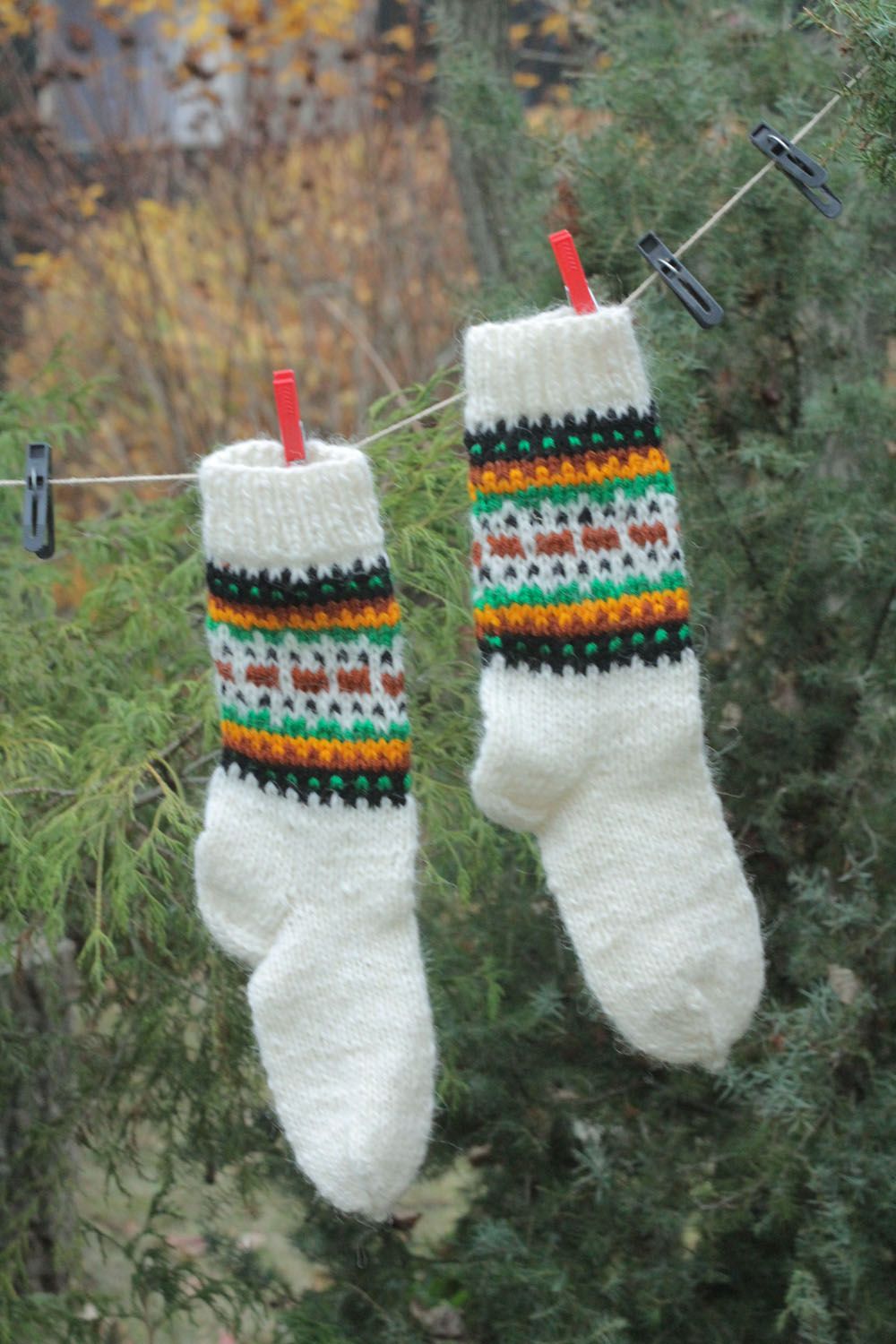 Handmade white woolen socks photo 1