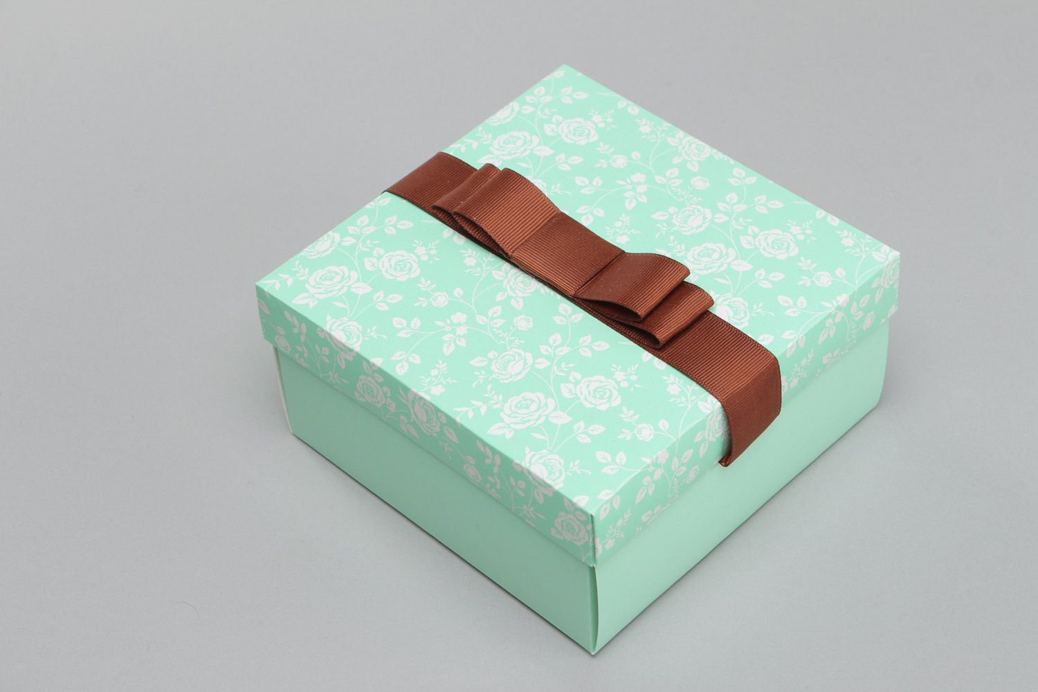 Коробка декоративная из дизайнерского картона мятного цвета ручной работы фото 3