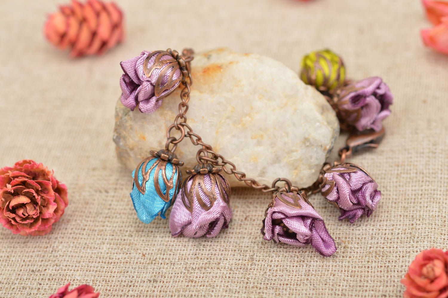 Handgemachter Schmuck Armband für Frauen mit Blumen Damen Armband an Kette foto 1