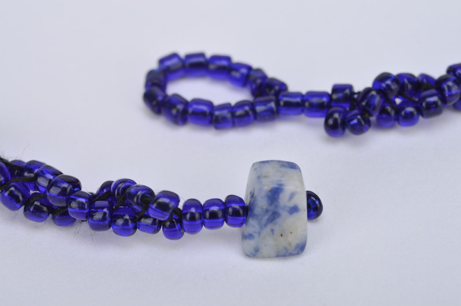 Ожерелье из бисера и коралла в технике плетения синее ручной работы женское красивое фото 4