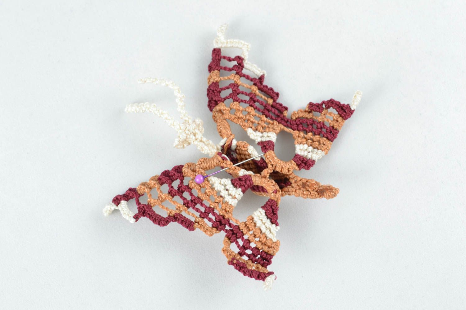 Mariposa decorativa en técnica de macramé foto 3