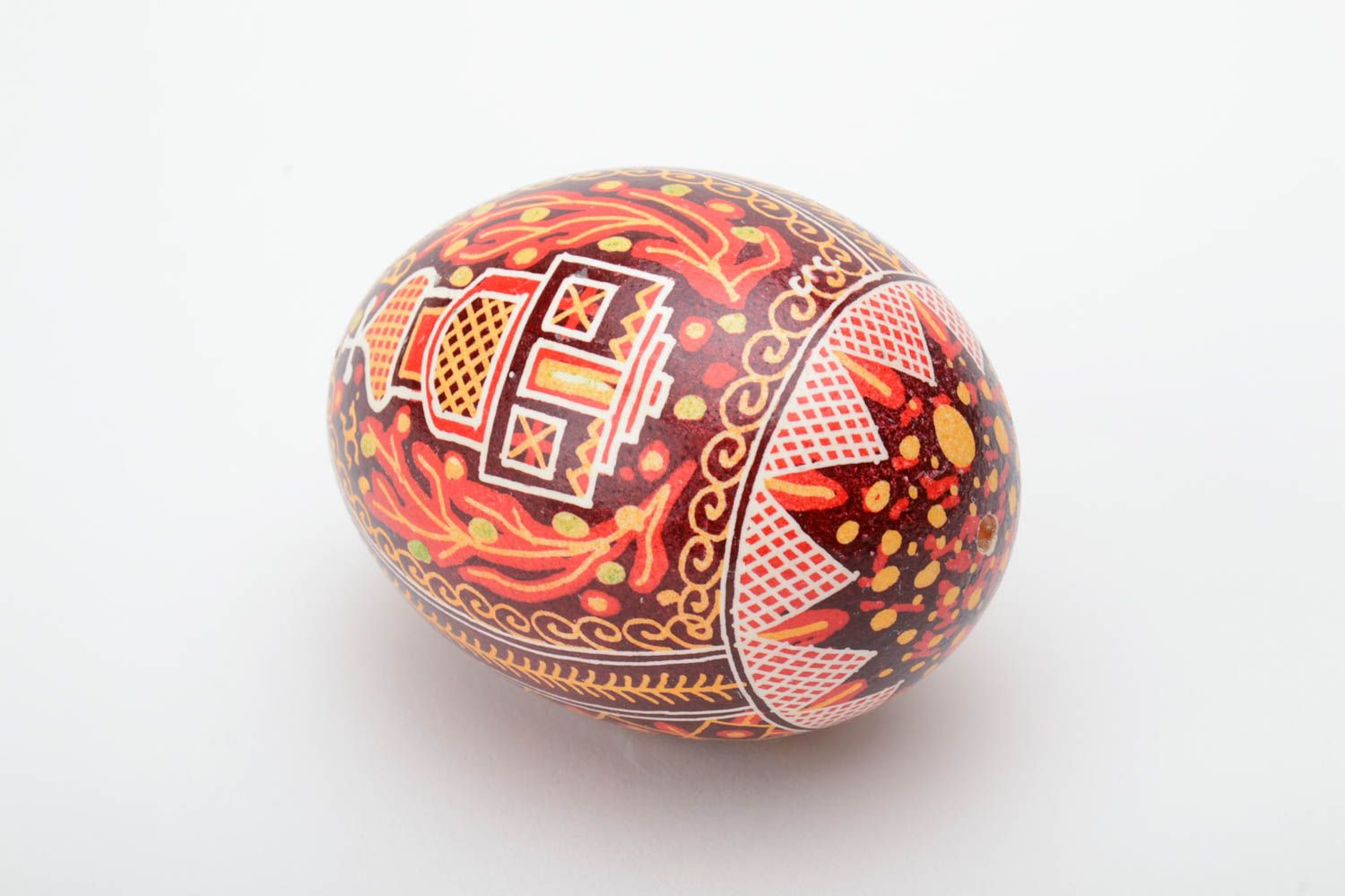 Huevo de gallina de Pascua pintado en la técnica de encerado festivo artesanal  foto 2