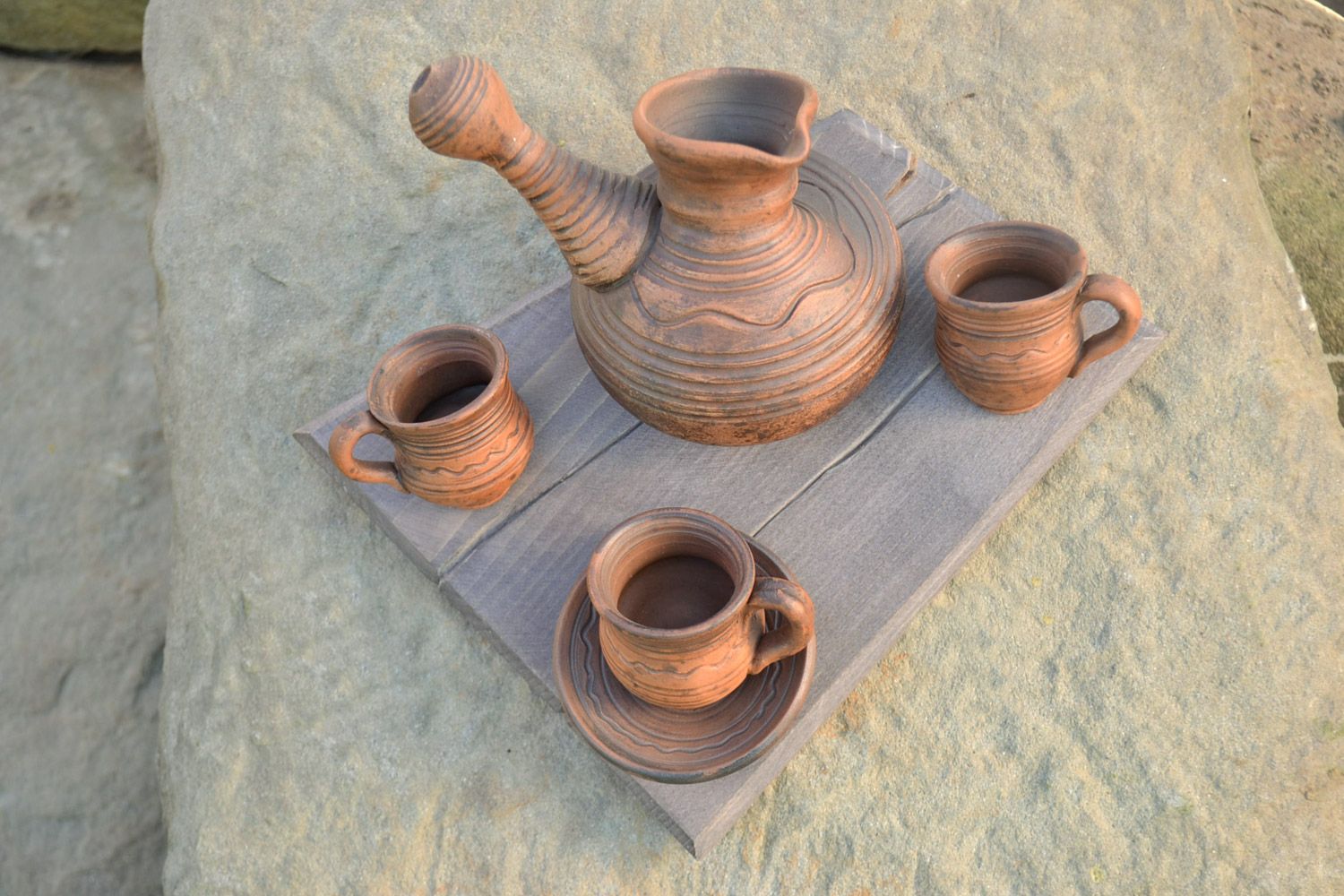 Объемное панно в виде деревянной доски с глиняной посудой объемное хэнд мэйд фото 1