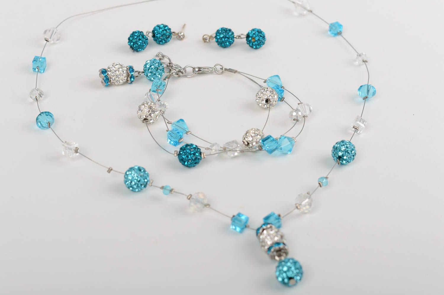 Ensemble de bijoux faits main collier boucles d'oreilles bracelet bleu clair photo 1