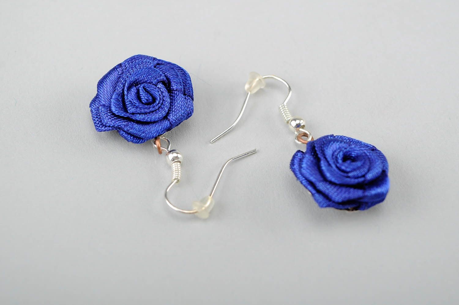Schöne Ohrringe blaue Rose foto 3