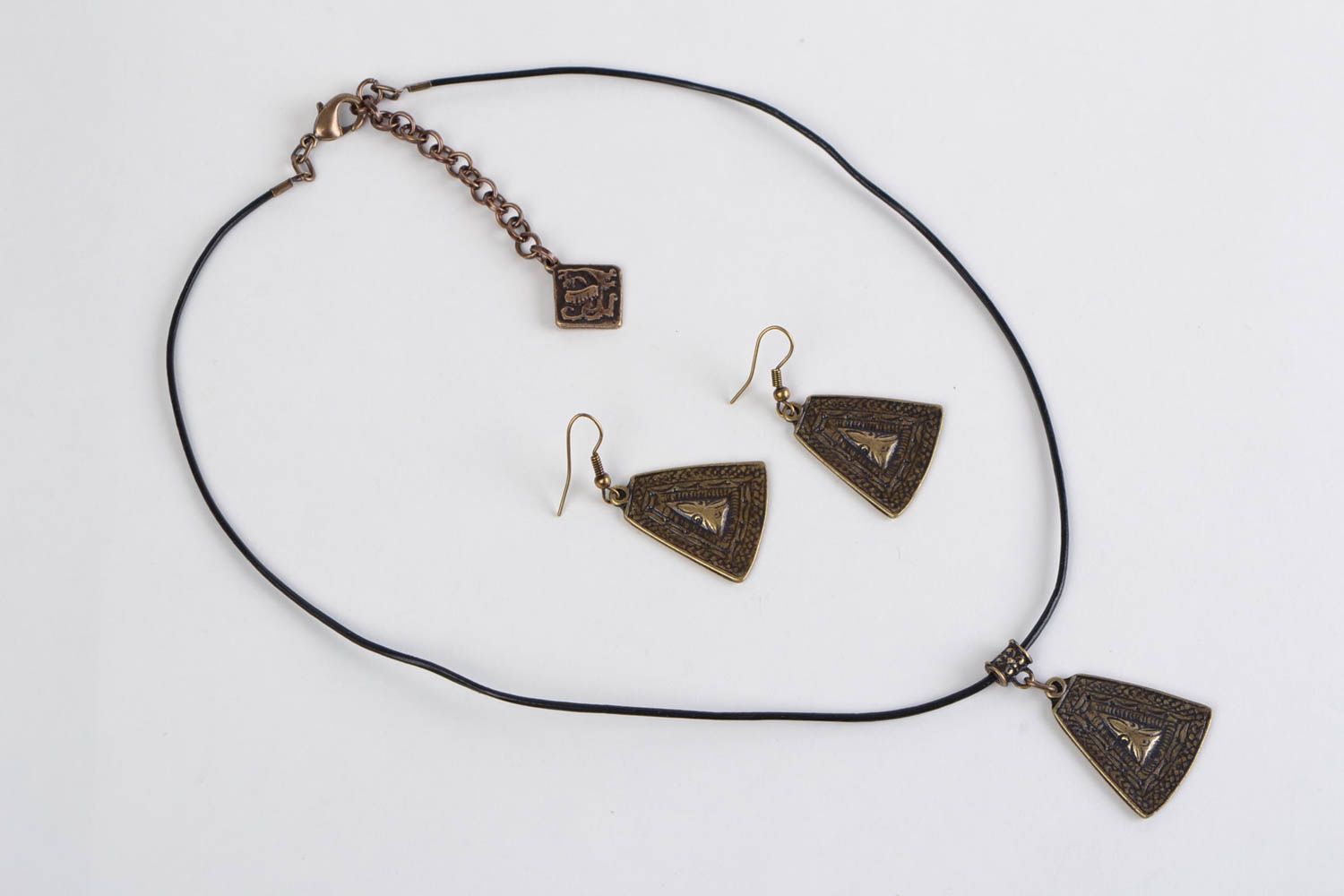 Parure de bijoux en métal faits main trapèzes boucles d'oreilles et pendentif photo 1