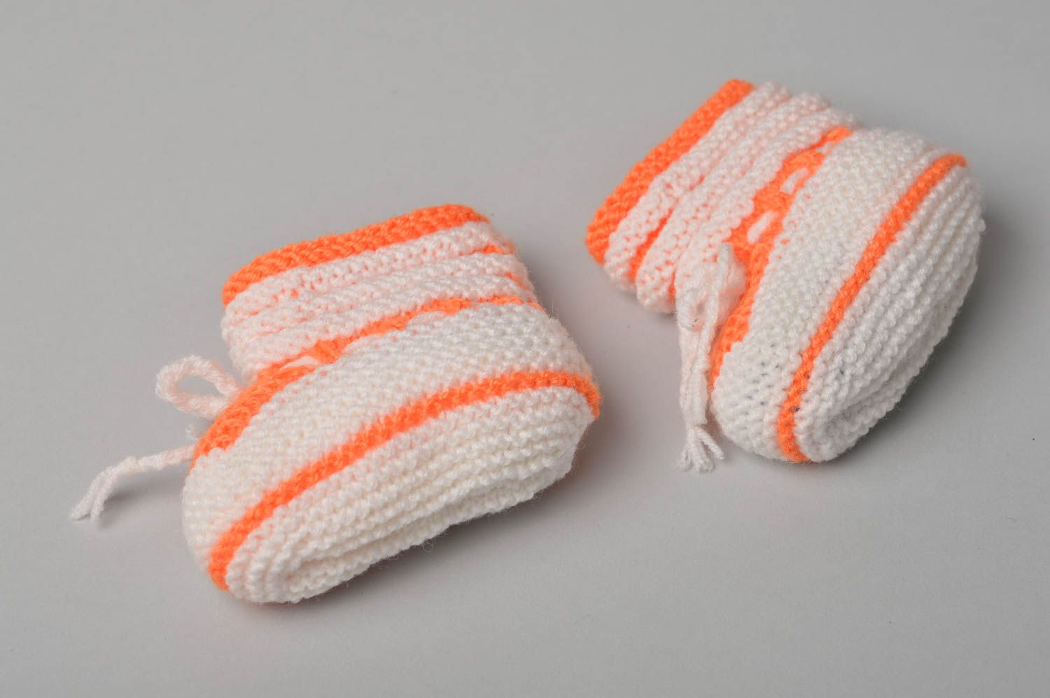 Handgefertigte Schuhe gehäkelte Babyschuhe Geschenk für Kleinkinder weiß orange  foto 2