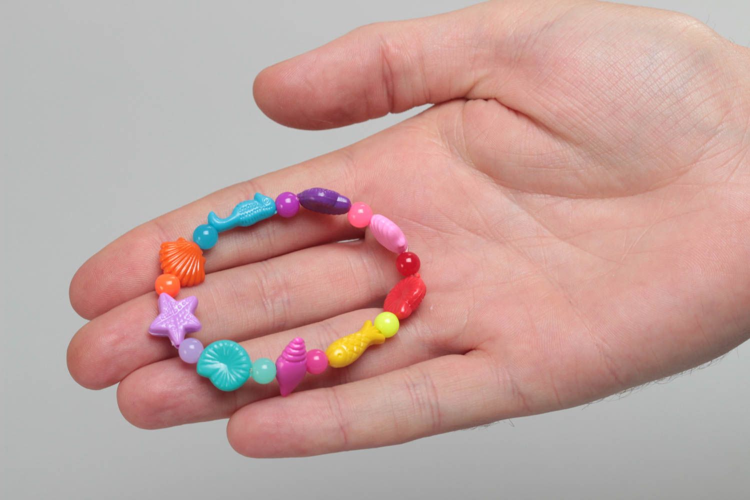 Pulsera de cuentas hecha a mano en goma con conchas de colores  foto 5