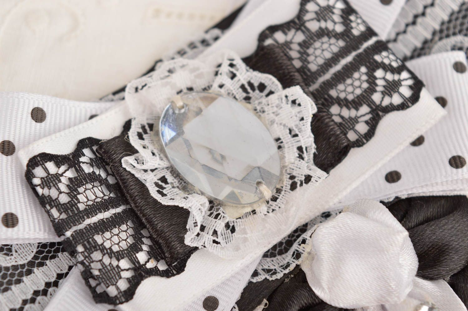 Необычный подарок ручной работы женский галстук черно белый аксессуар из лент фото 2