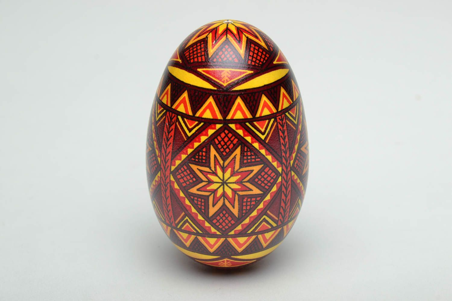 Oeuf de Pâques peint à l'aniline et cire aux motifs traditionnels pysanka photo 2