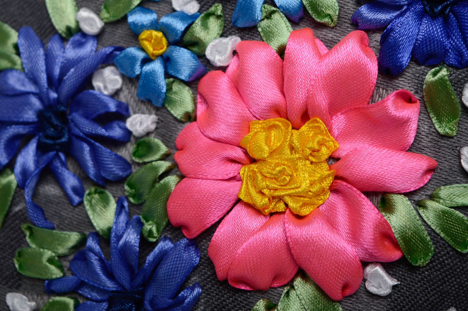 Тканевая косметичка с вышивкой атласными лентами Летний сад фото 4