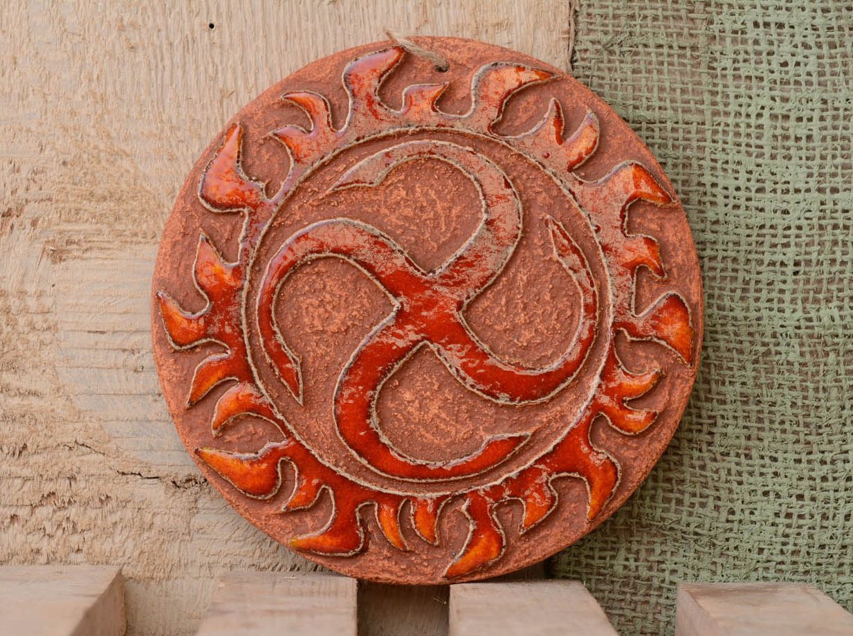 Pingente talismã de interior de cerâmica com imagem na superficie Svaor sol no paraíso foto 1