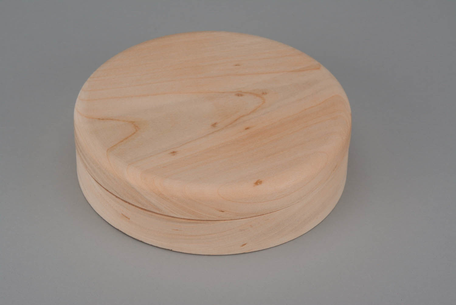 Caja de madera redonda en blanco foto 2