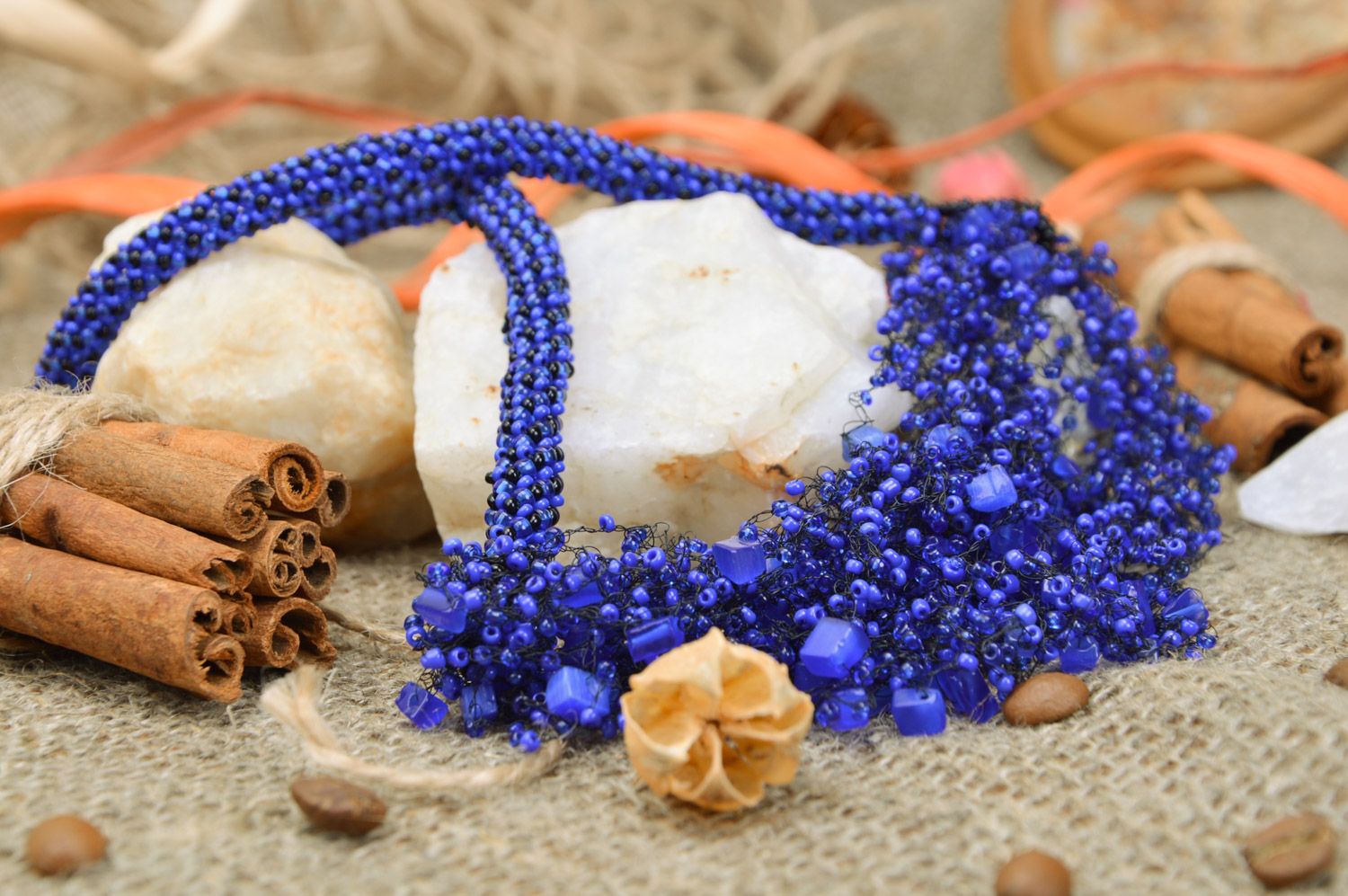 Ожерелье из бисера ручной работы темное синее плетеное с бусинами женское фото 3