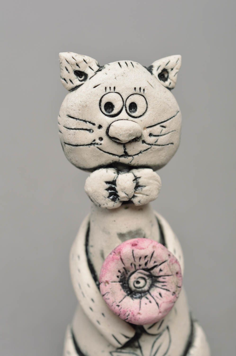 Dekorative Figur aus Porzellan mit Acrylfarben bemalt handmade Kater mit Blume foto 2