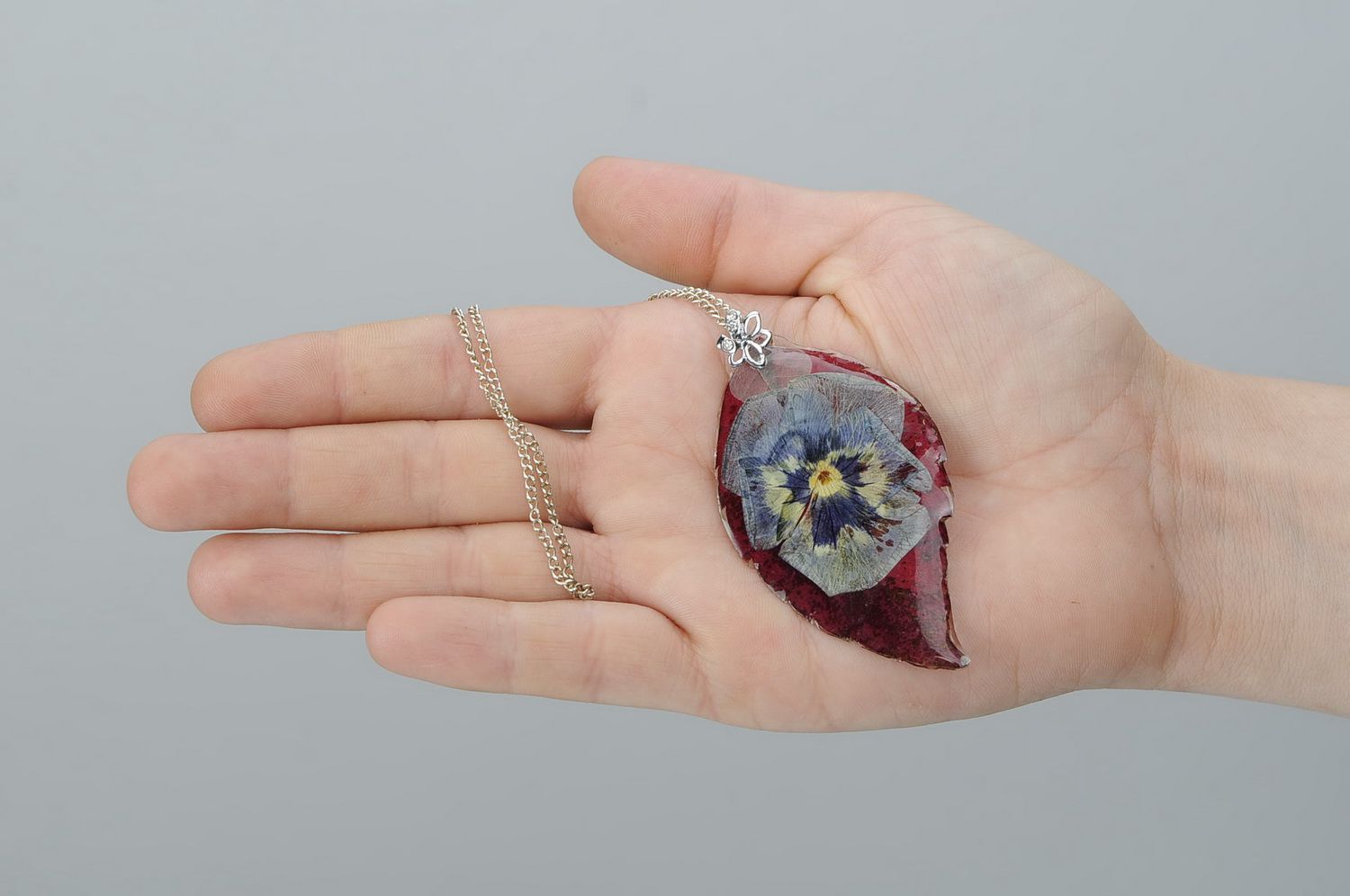 Pendant covered with epoxy Leaf of wild grape and pansies photo 5
