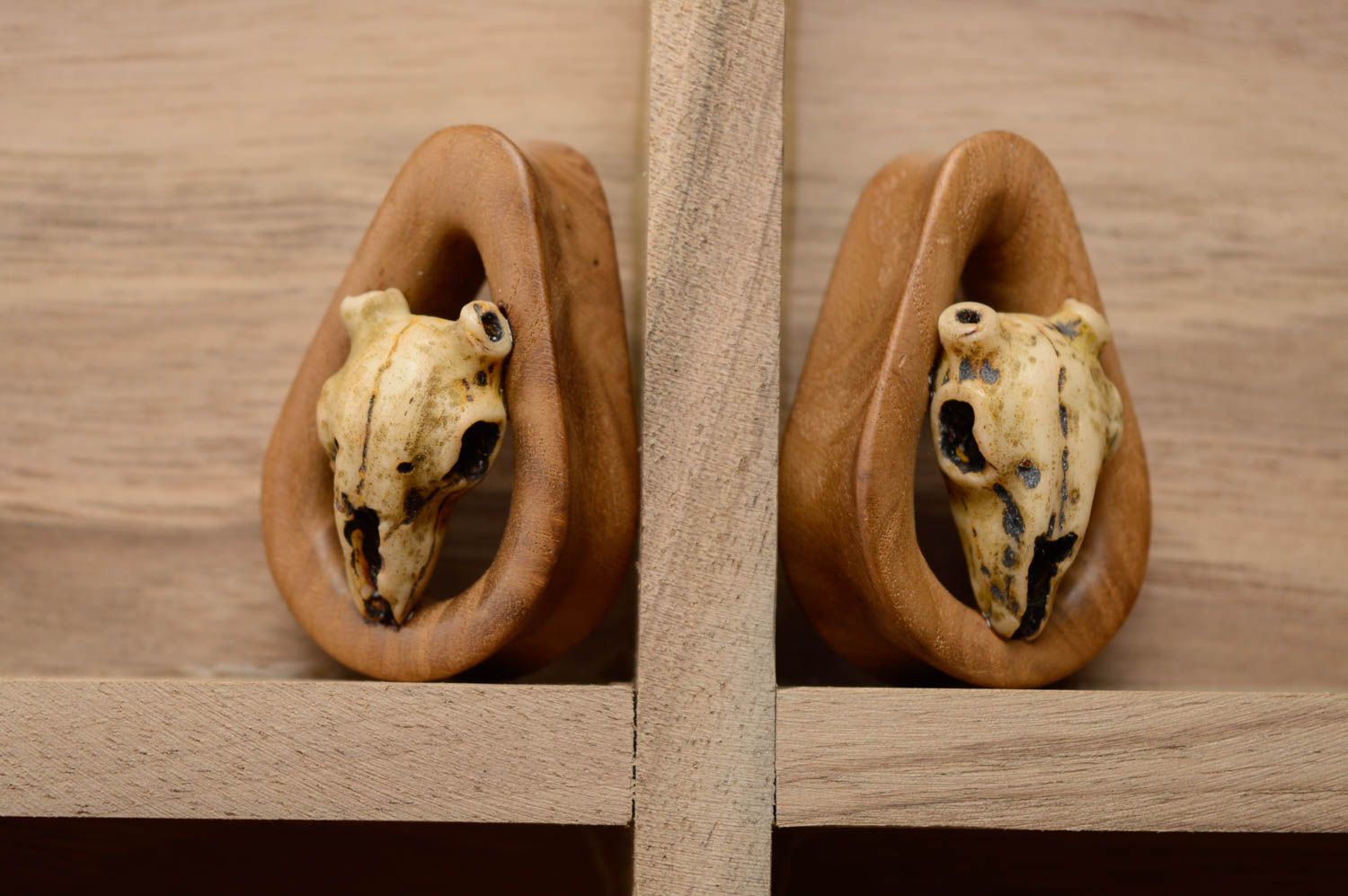 Sapele wood plug earrings decorated with skulls photo 1