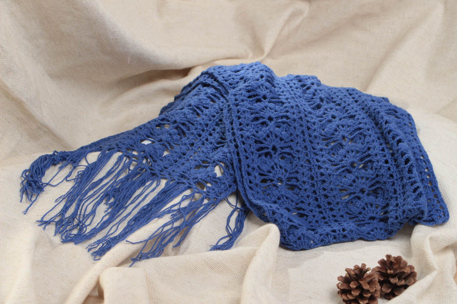 Longue écharpe bleue tricotée en viscose au crochet ajourée faite main originale photo 1
