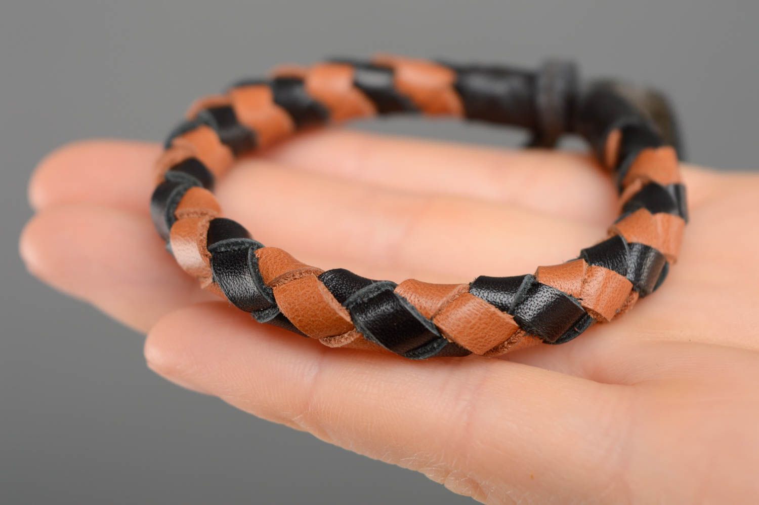 Stretching woven leather bracelet photo 4