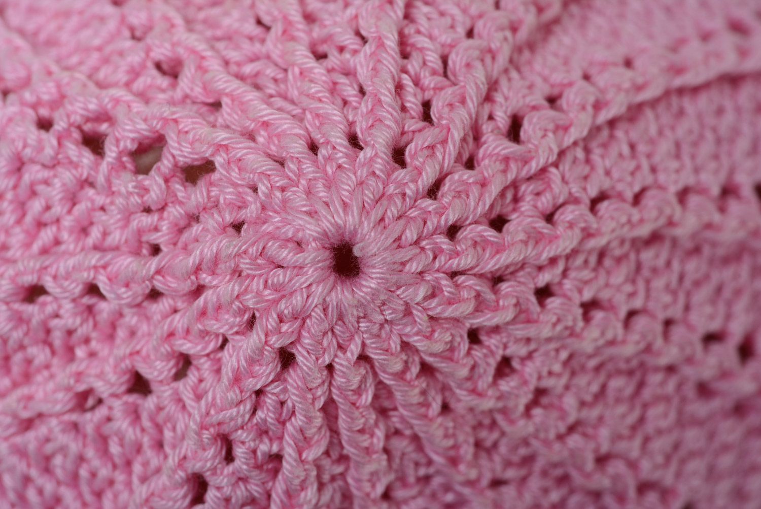 Bonnet pour fille rose ajouré tricoté au crochet en coton fait main avec fleur photo 4