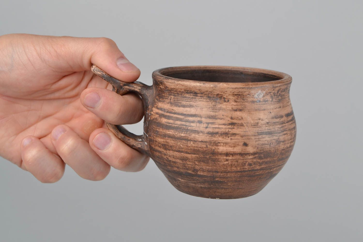 Taza cerámica hecha a mano marrón redonda bonita original para té 350 ml foto 2