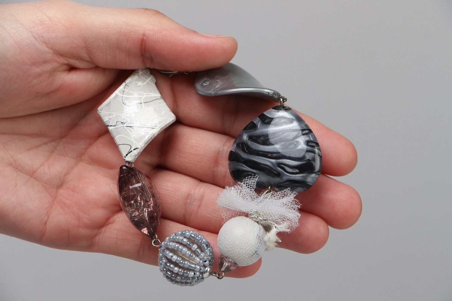 Bracelet en perles en plastique large noir et blanc fait main original photo 3