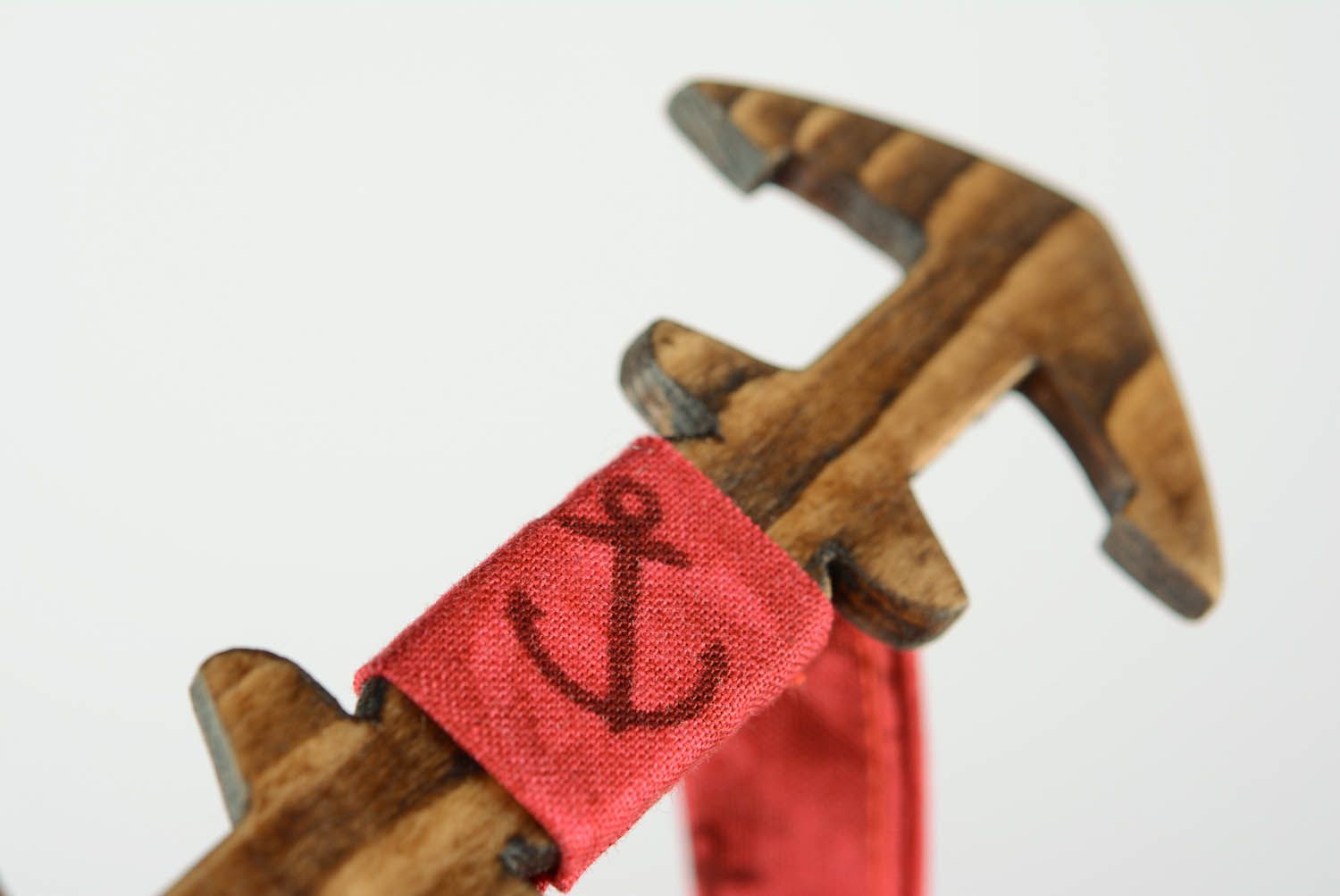Gravata borboleta feita de madeira na forma de uma âncora foto 4