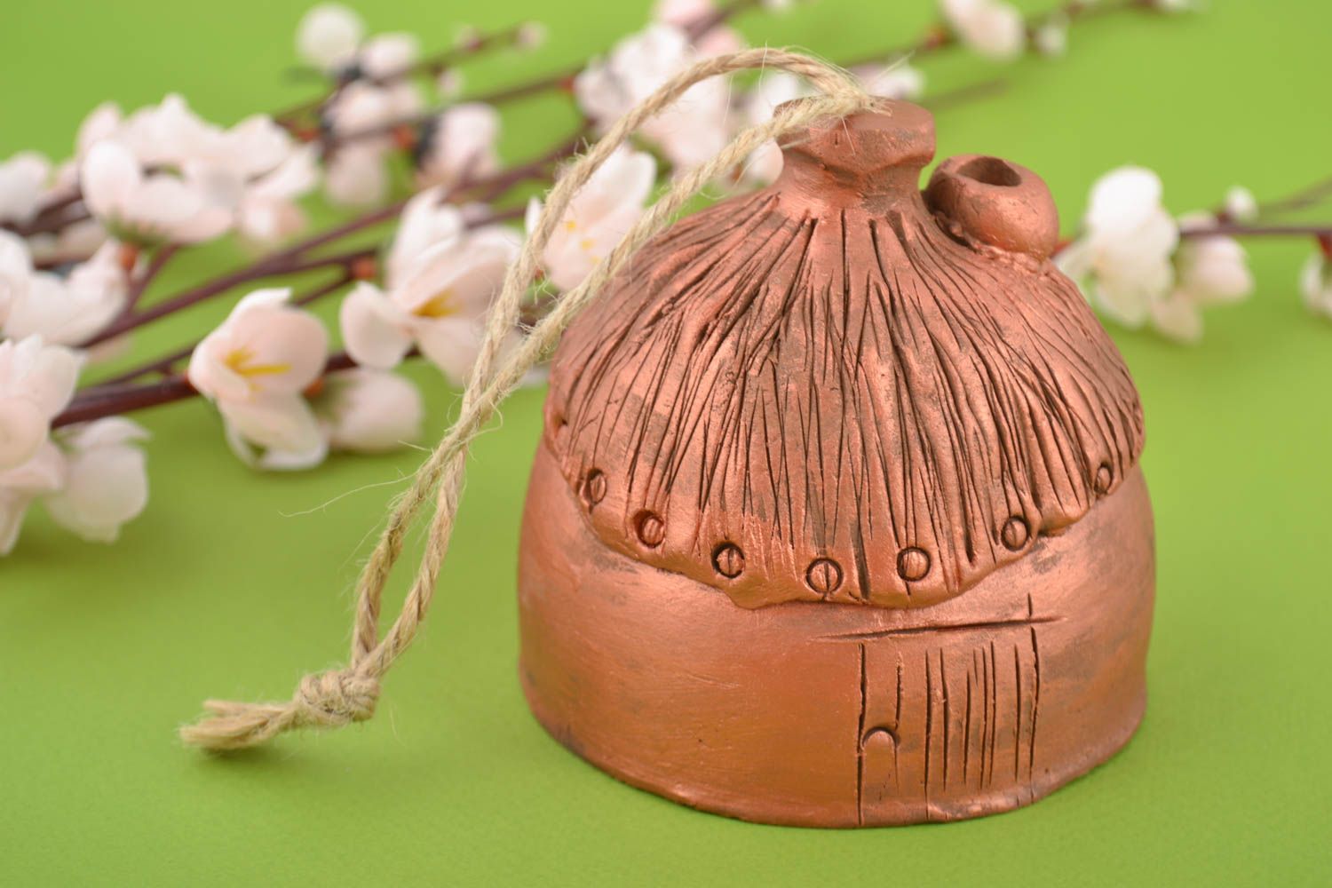 Расписной глиняный колокольчик в виде домика ручной работы на шнурке красивый фото 1
