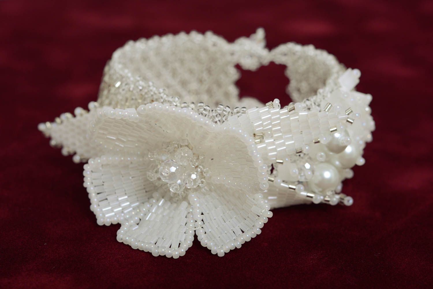 Handgemachtes schmuckvolles weißes Armband aus Glasperlen mit Blume für Braut foto 5