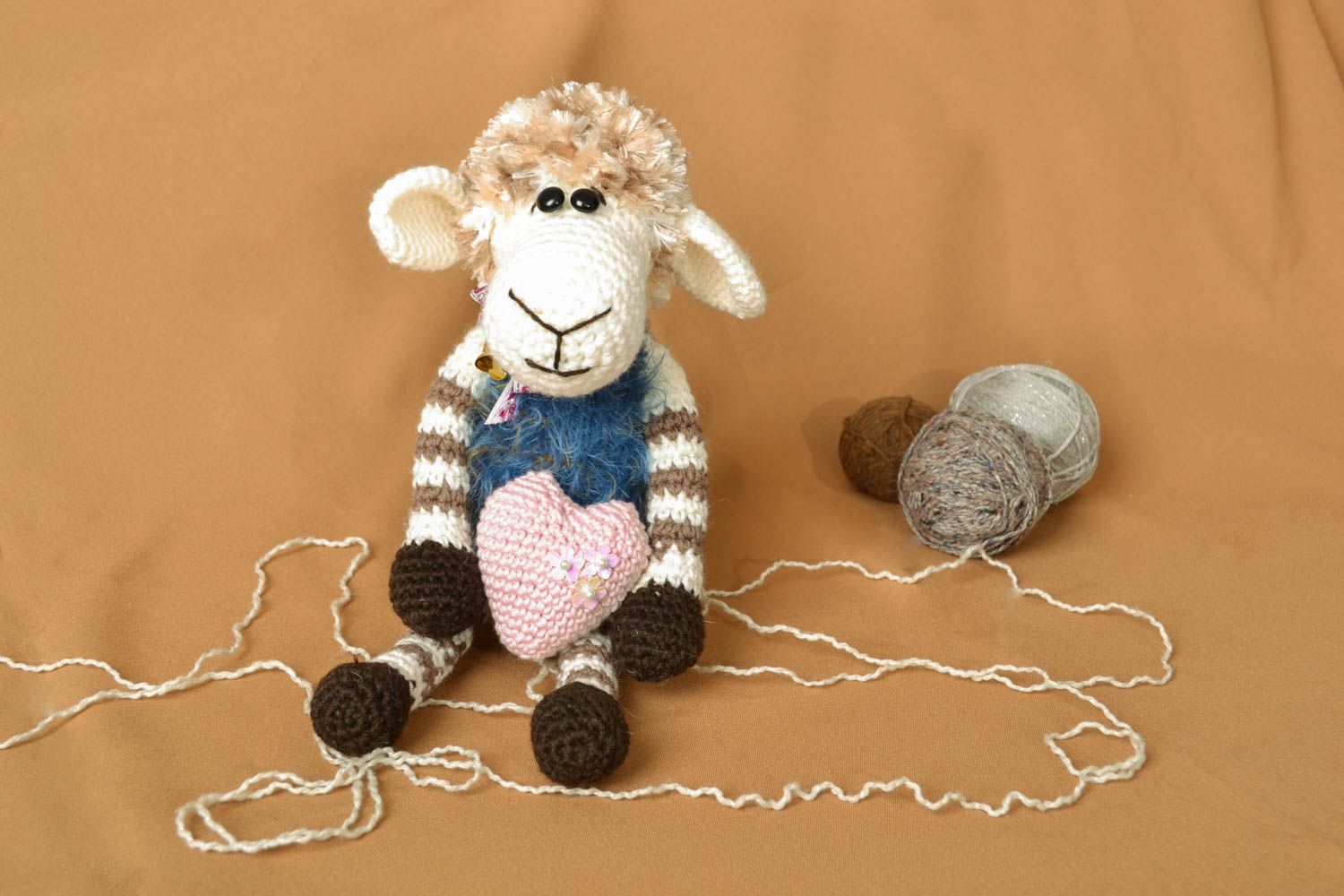 Peluche tricotée Mouton avec cœur faite main photo 5