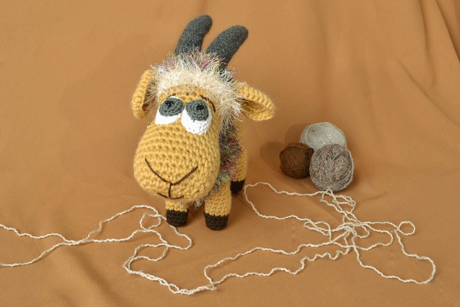 Doudou tricoté au crochet original beige fait main joli Bouc en gilet  photo 5