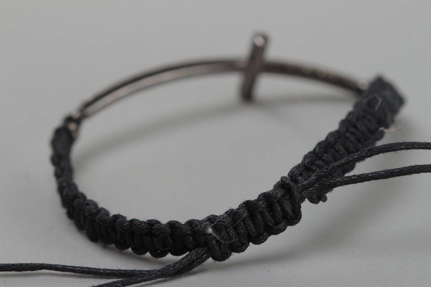 Schwarzes dünnes handgemachtes Armband aus Wachsschnur mit Metallkreuz und Strassstein für Frauen foto 3