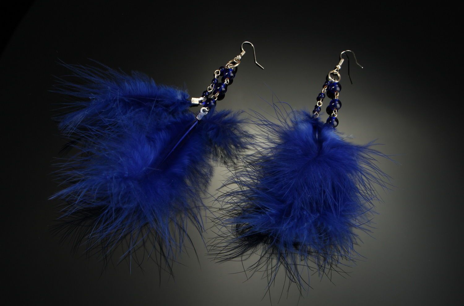 Boucles d'oreilles longues plumes bleues photo 3