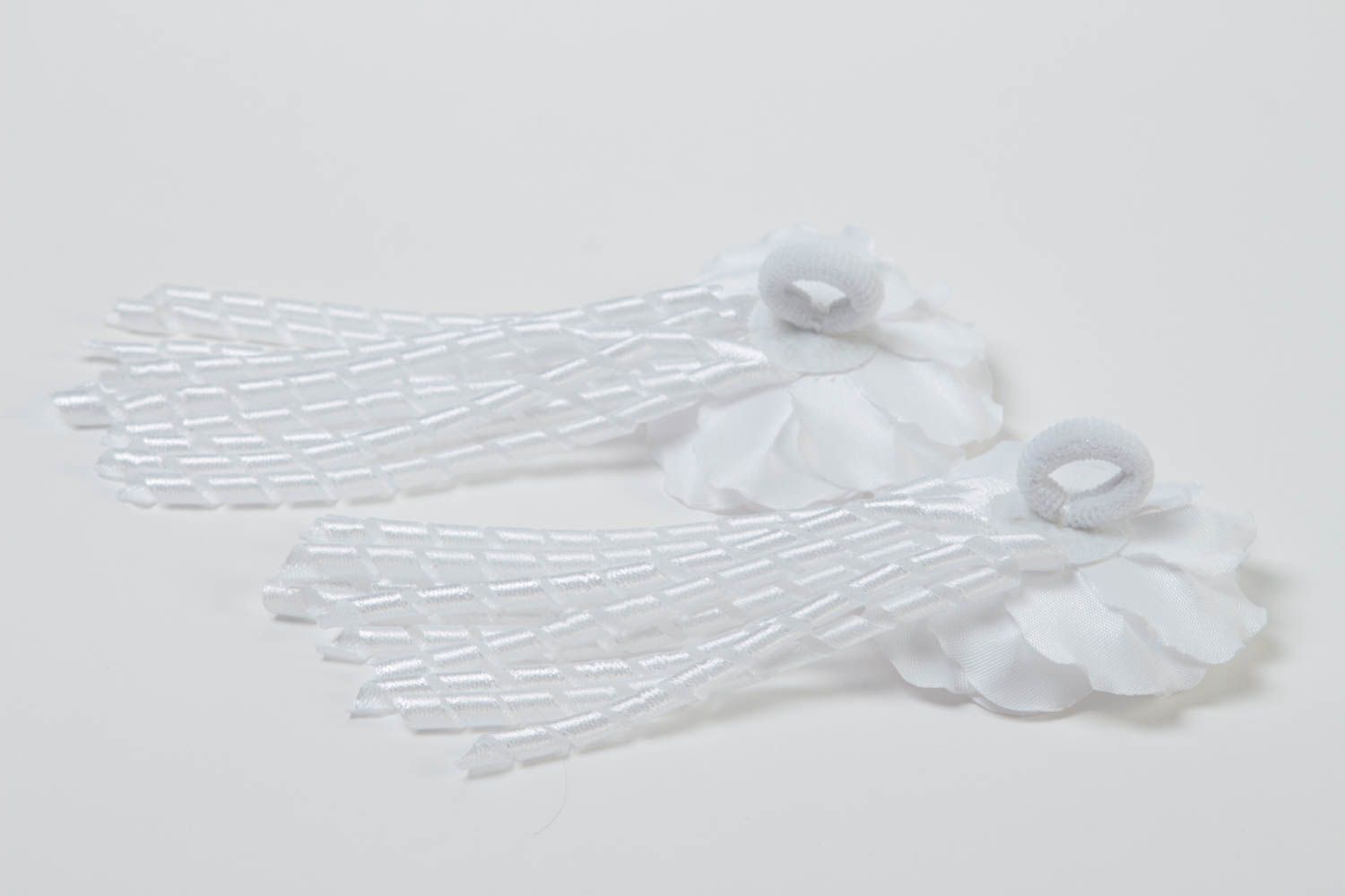 Детские резинки с подвесками белые из атласа набор 2 шт ручной работы фото 4