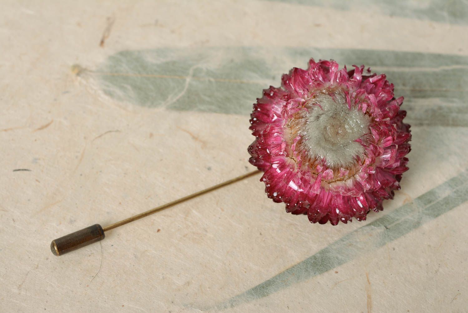 Originelle Brosche im Epoxidharz mit Strohblumen rosa Künstler Handarbeit foto 1