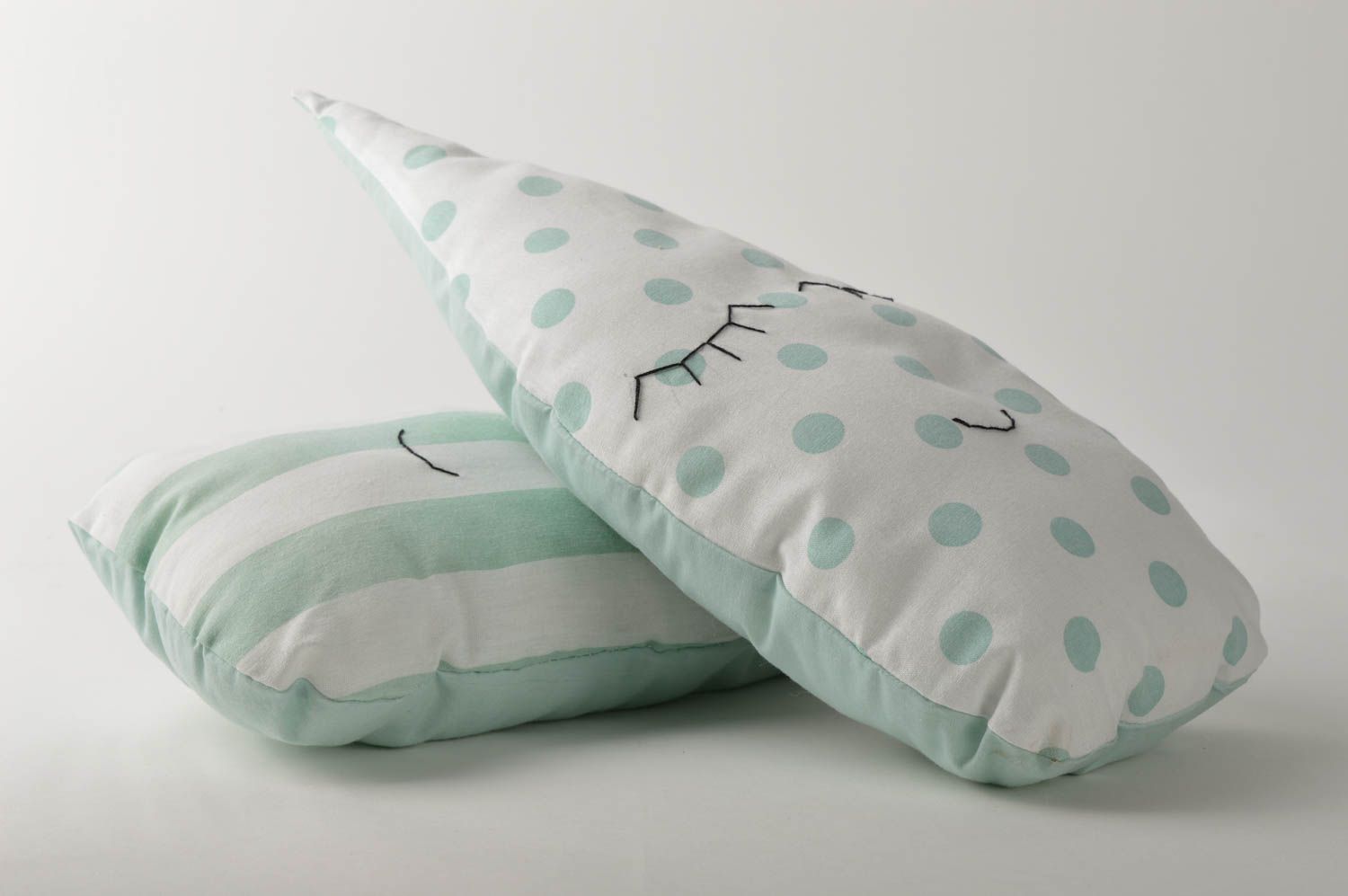 Cojín artesanal almohada decorativa de tela con carita regalo original para niño foto 1