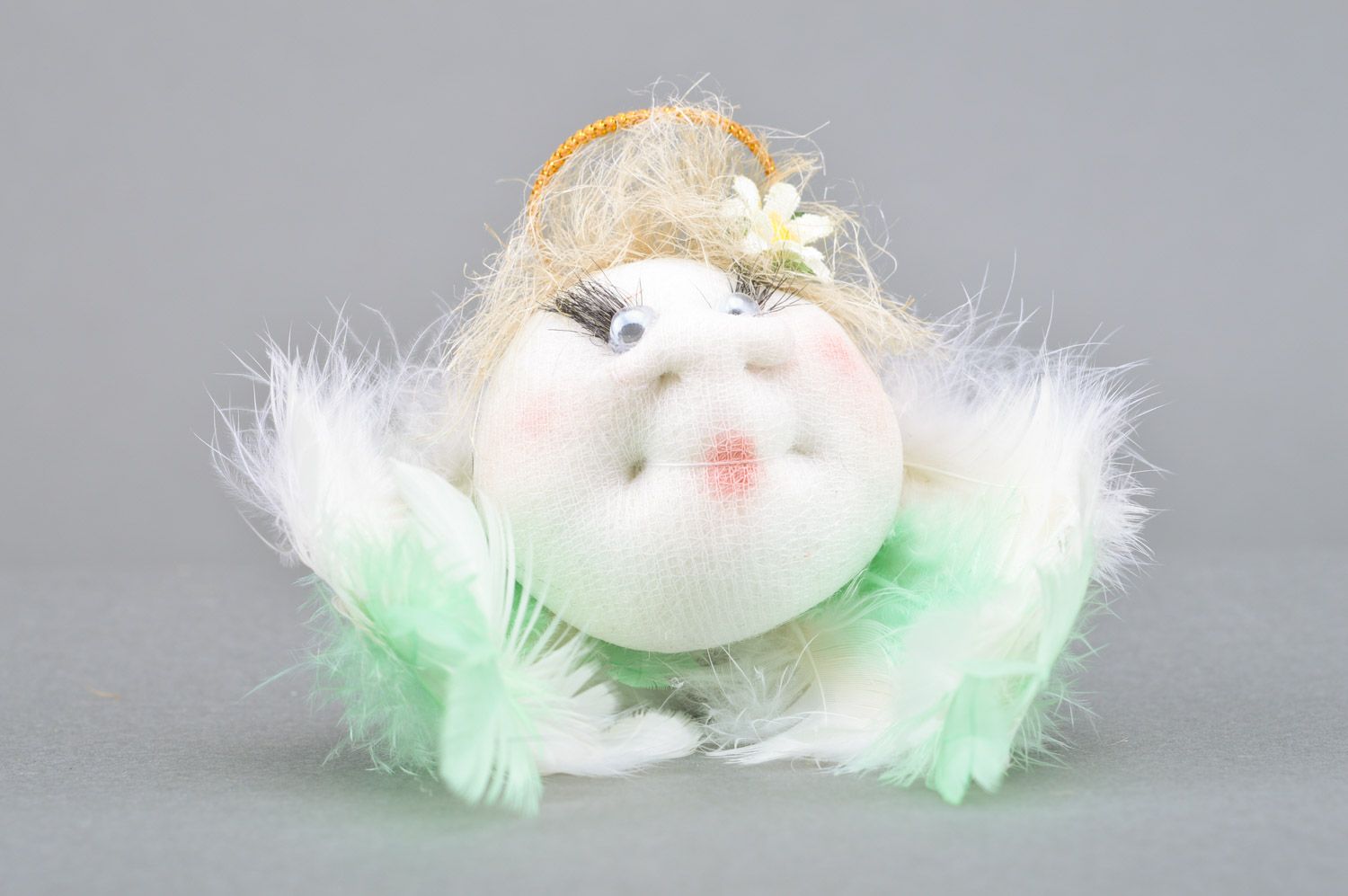 Текстильная игрушка ангел интерьерная ручной работы с натуральными перьями фото 3