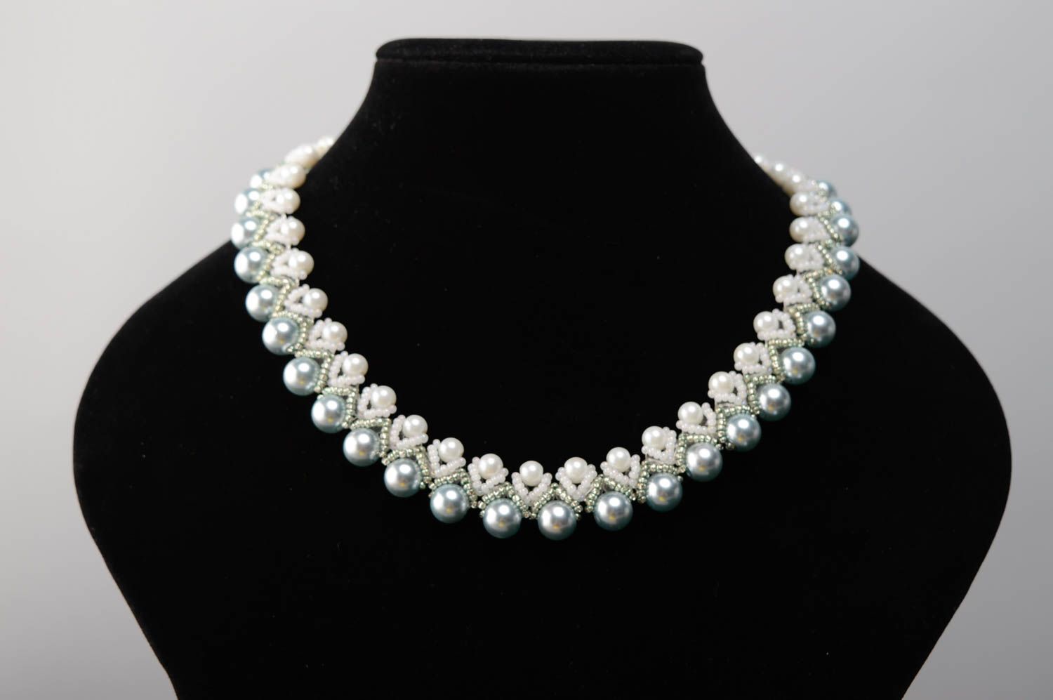 Beaded necklace with artificial pearls photo 2