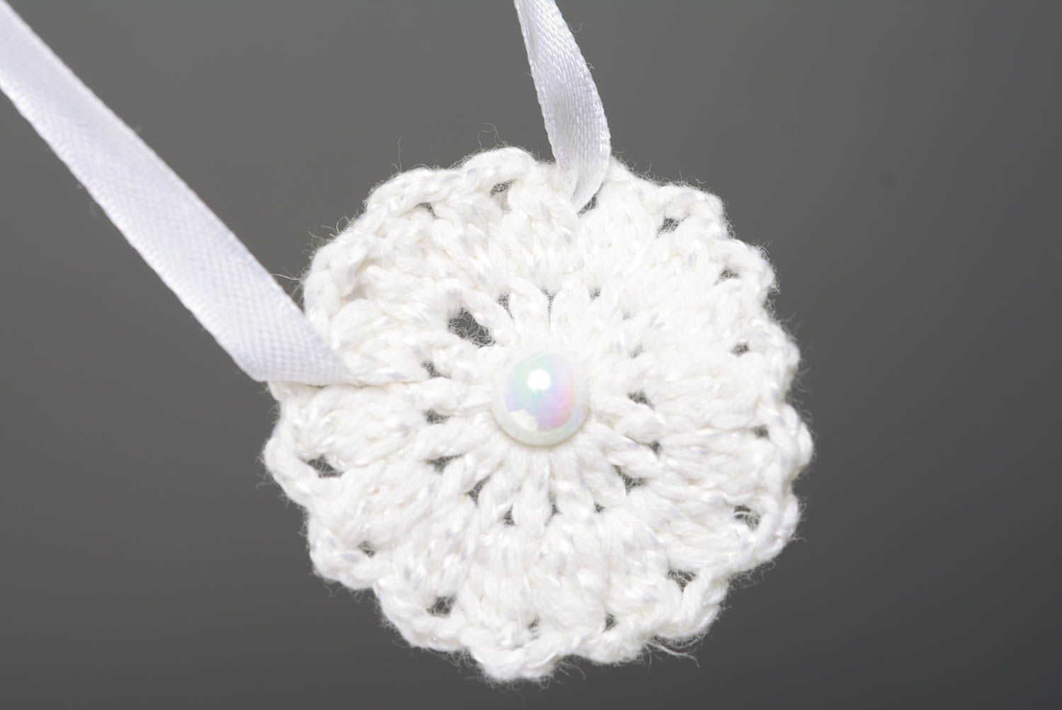 Pendentif tricoté avec des aiguilles blanc fait main sur un ruban de satin photo 5