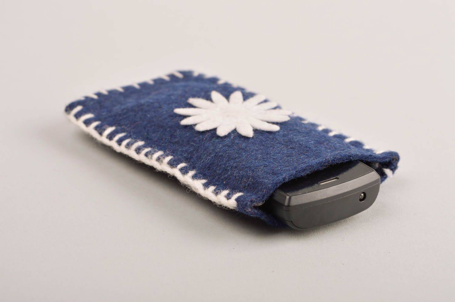 Housse téléphone portable faite main en feutre bleu-blanc Accessoire mobile photo 4
