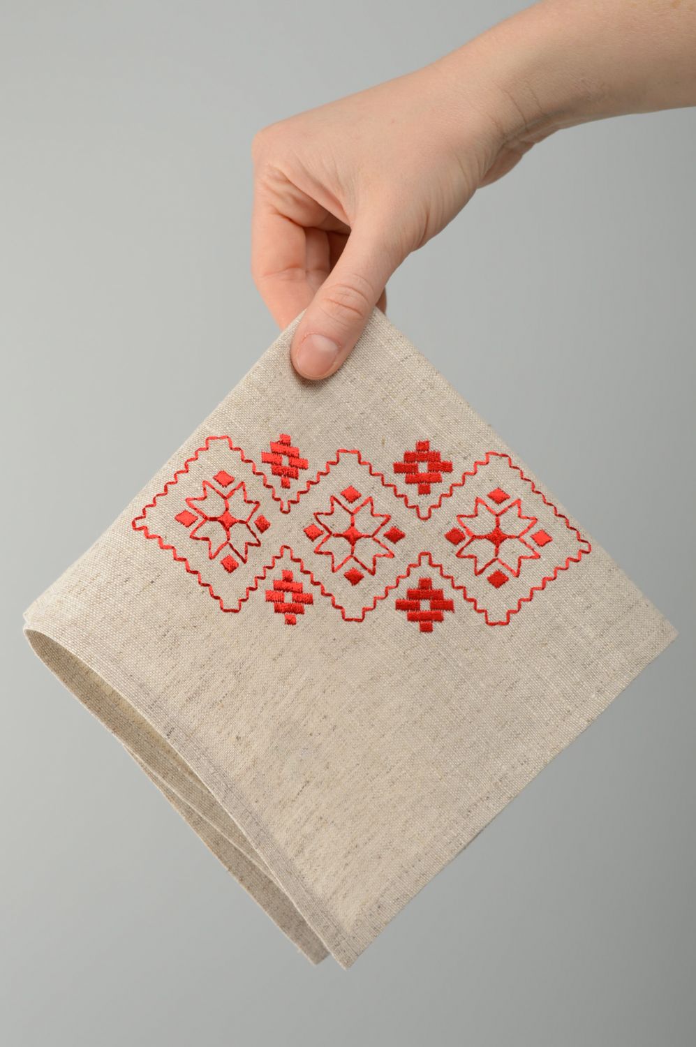 Satin stitch embroidered linen napkin photo 4