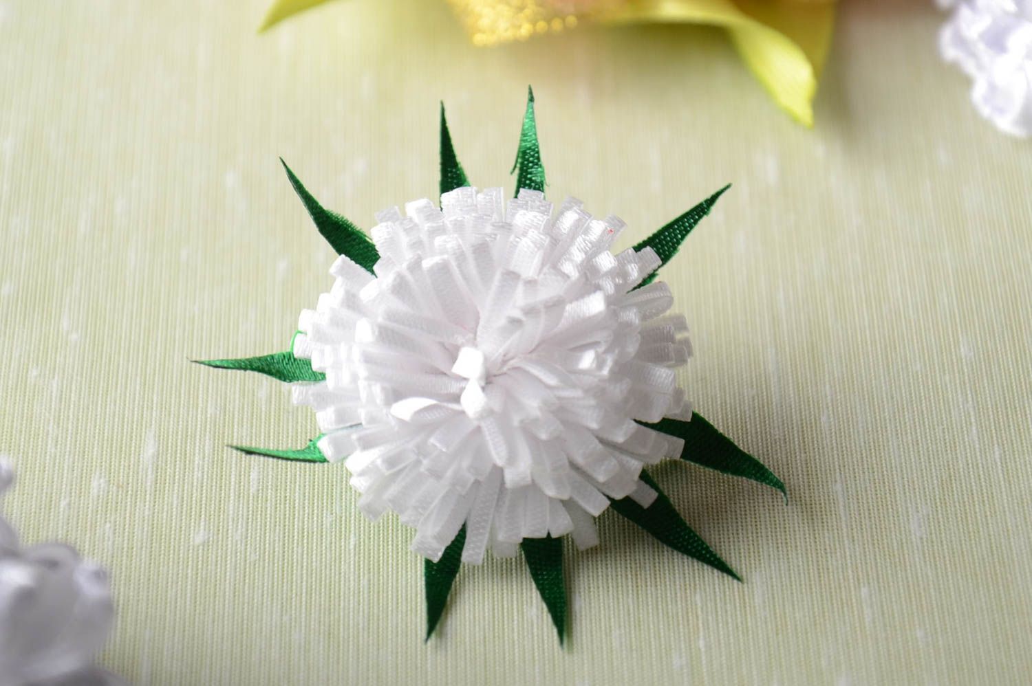 Blumen Haarspange in Weiß aus Bändern und Fleece Handarbeit Designer Haarschmuck foto 1