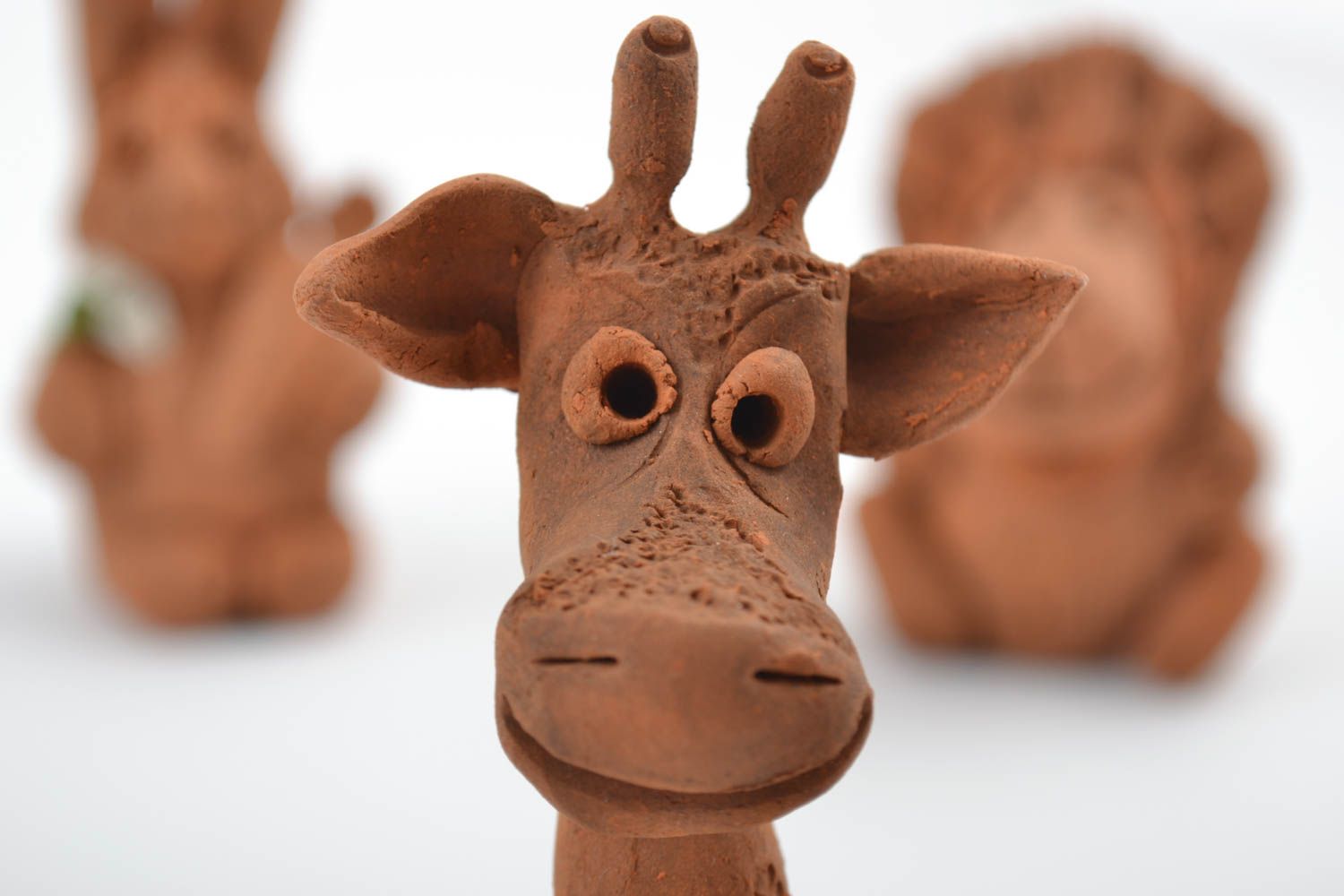 Handmade Figuren Set Dekofiguren Tiere Deko aus Ton 3 Stück Hase Giraffe Löwe foto 4