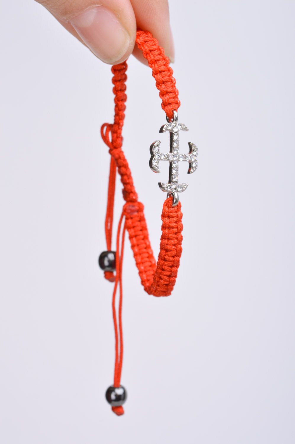 Красный браслет из ниток плетеный вручную с металлической подвеской-крестом фото 3