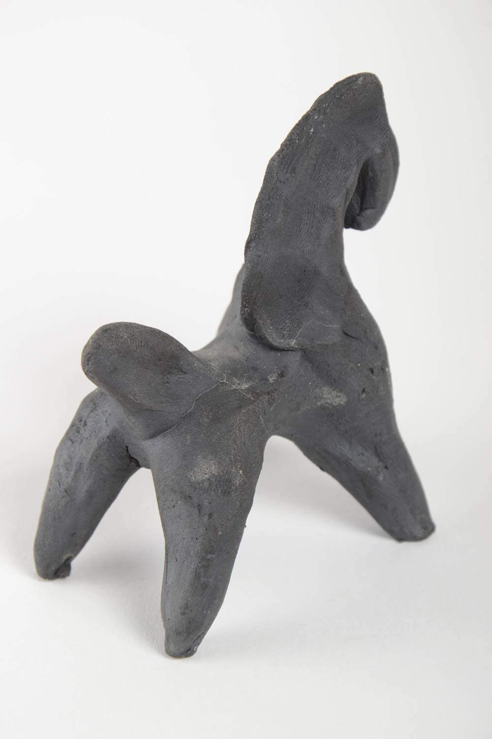 Авторская глиняная фигурка лошадки ручной работы из чернодымленной керамики фото 3