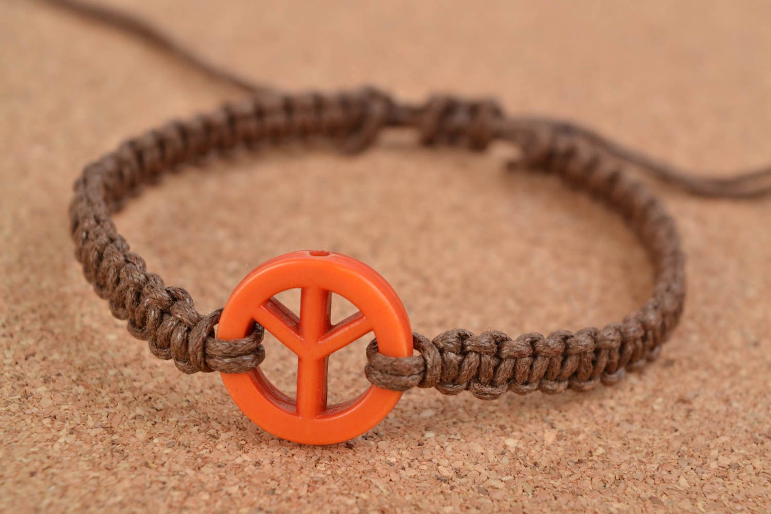 Bracelet tressé en fils de coton avec symbole de la paix orange fait main photo 1