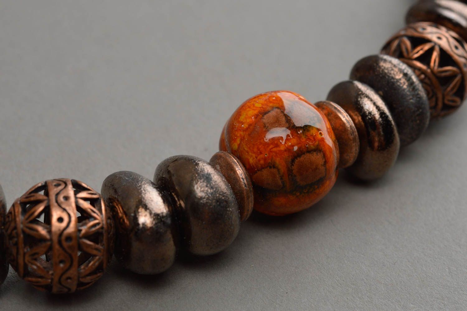 Schönes stilvolles ethnisches handgemachtes Collier aus Ton mit Perlen Steine foto 3